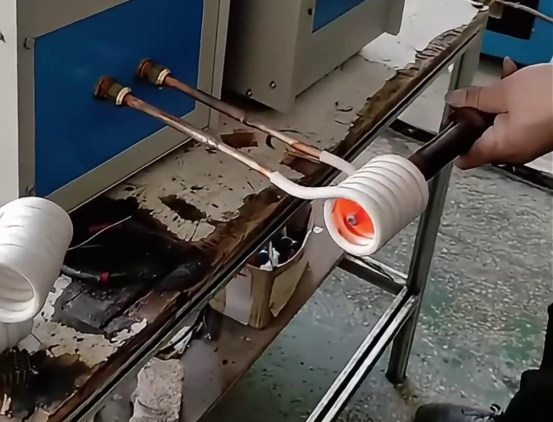 鎬釬加熱鍛造使用高頻加熱機是一種高效、快速的熱處理方法