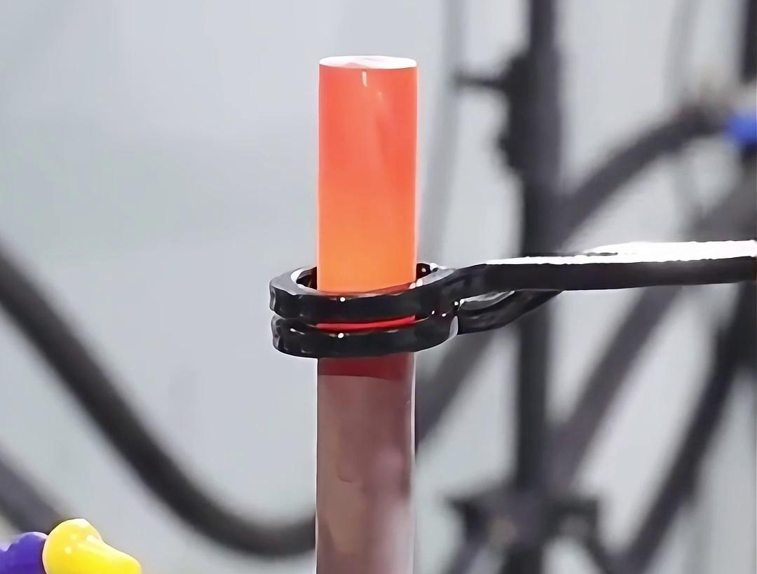 以12mm銅管和12mm不銹鋼棒為例，手持式高頻加熱機能夠迅速而均勻地加熱