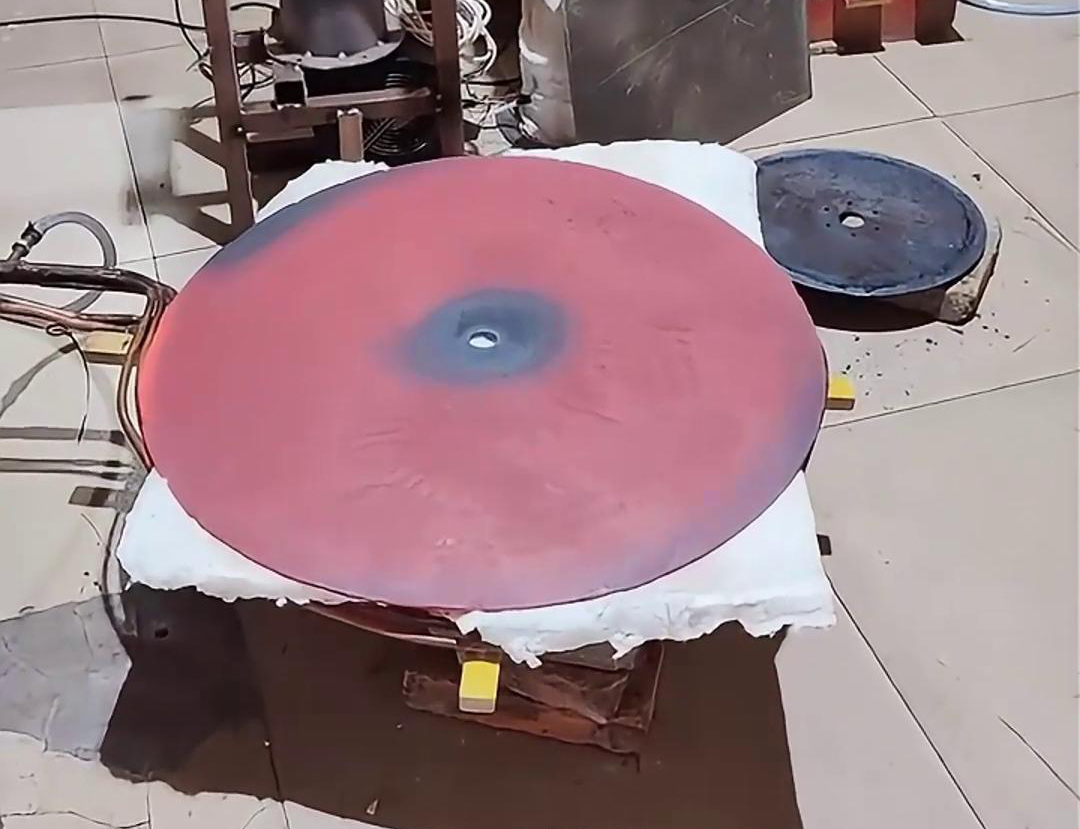 超音頻感應加熱設備在平板平面材料進行快速、均勻的加熱。