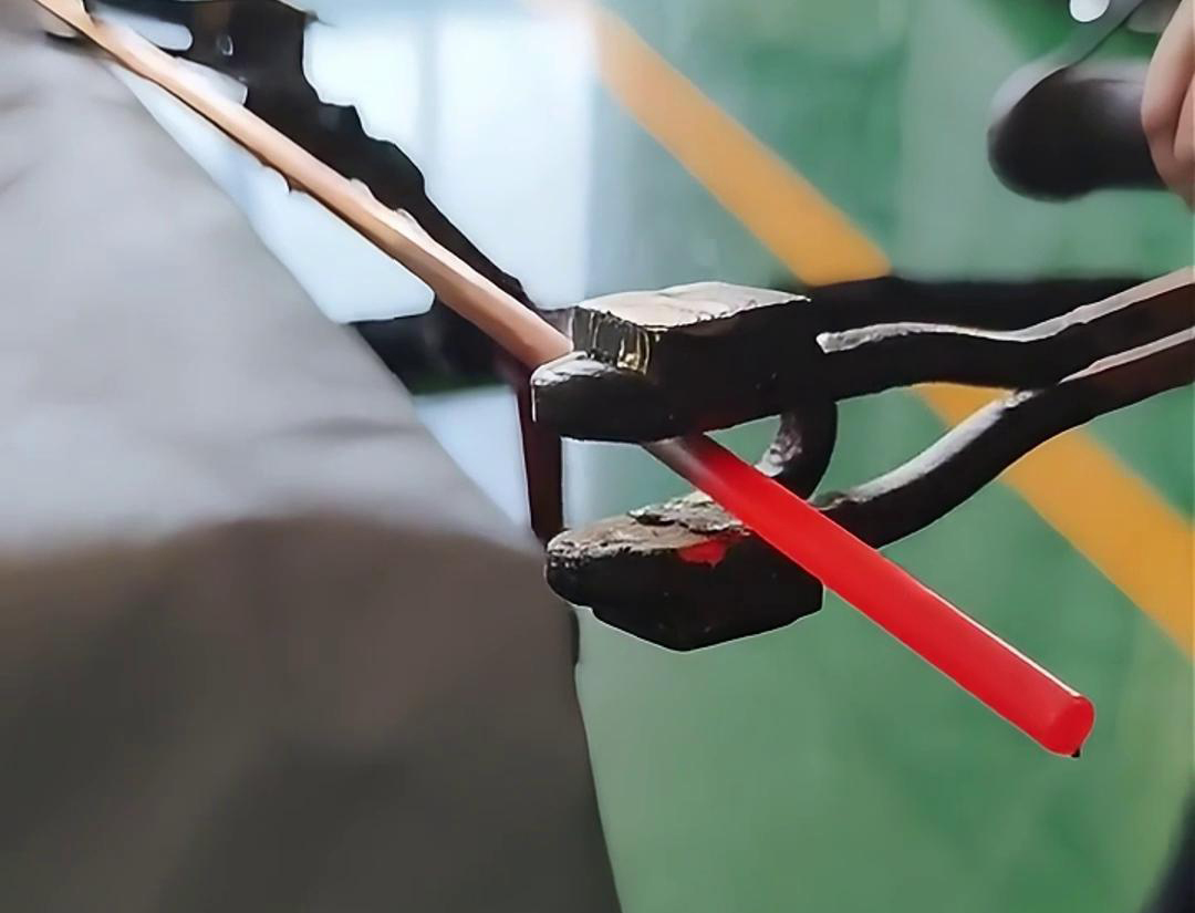 手持式高頻加熱機適用于感應焊接釬焊，加熱淬火、回火和熱處理