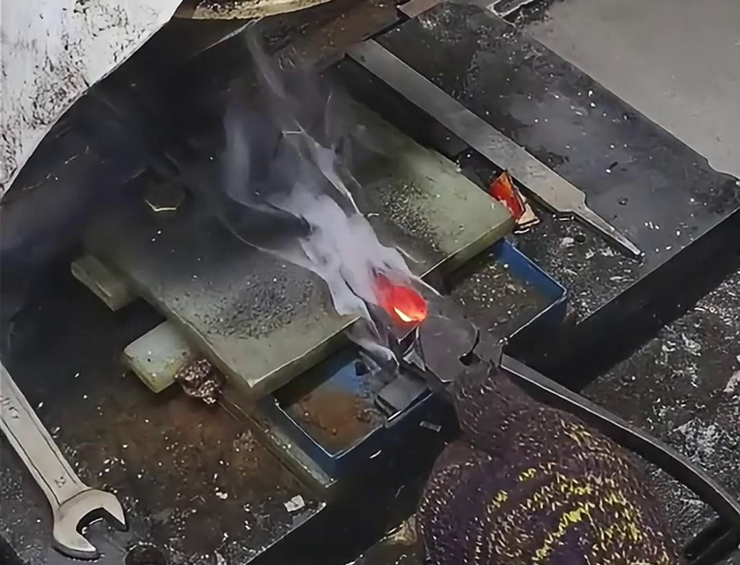 高頻淬火機在老虎鉗口淬火中的應用，充分展現了其獨特優勢