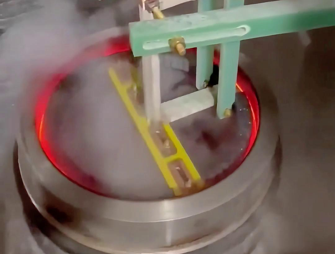 高頻淬火機床是進行金屬內壁淬火、內孔淬火等淬火處理的工具。