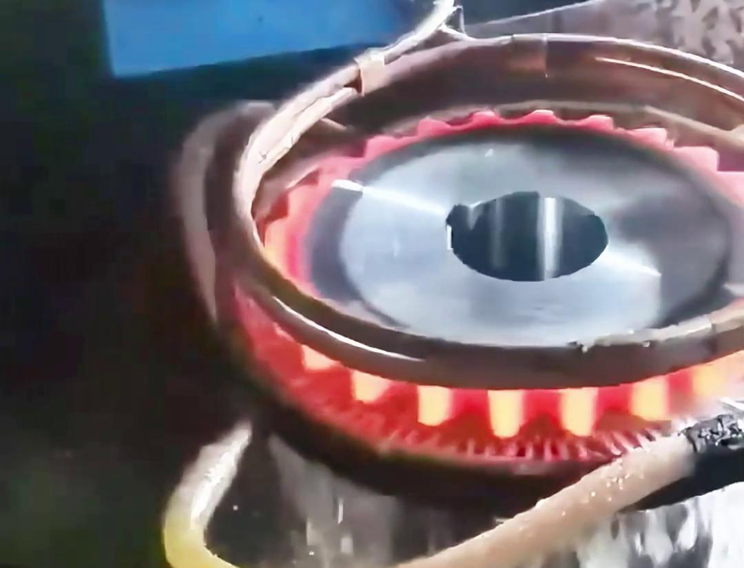 高頻齒輪淬火設備，可以顯著提高齒輪的機械性能和使用壽命