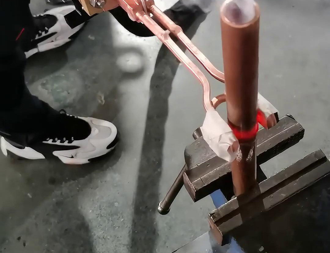 手持式高頻焊機的價格相對較高，但其高效、靈活、高質量的銅管焊接特點