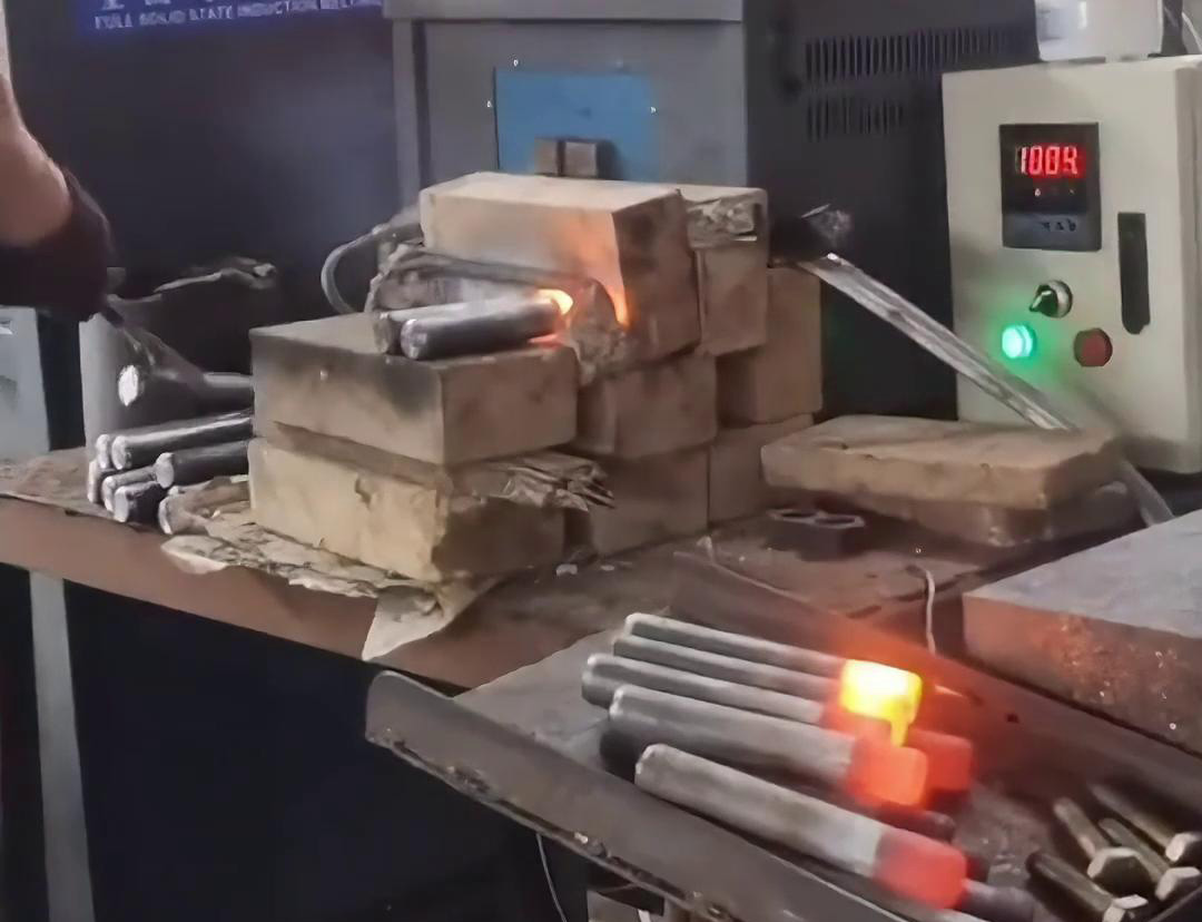 高頻鍛造加熱爐，其帶溫控的功能和紅外監控技術提高了生產效率