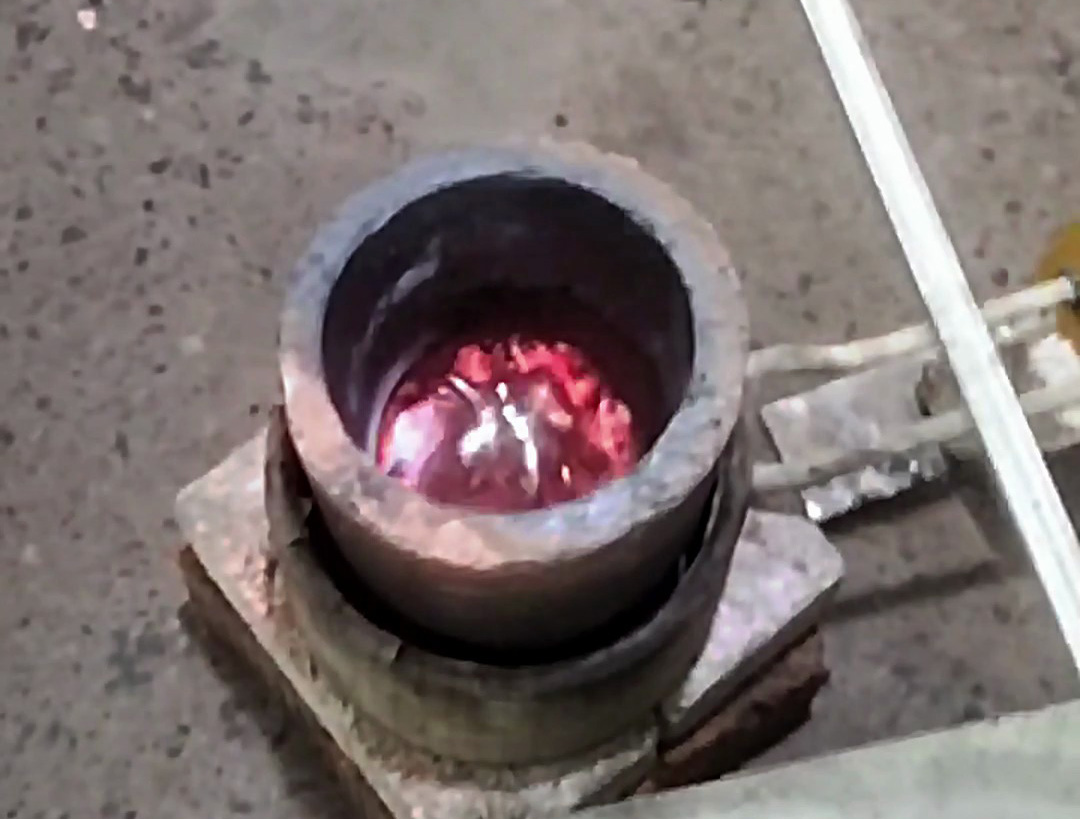 小型中頻熔鋁爐：紅外溫控精準控溫，700℃恒溫熔鋁解決方案