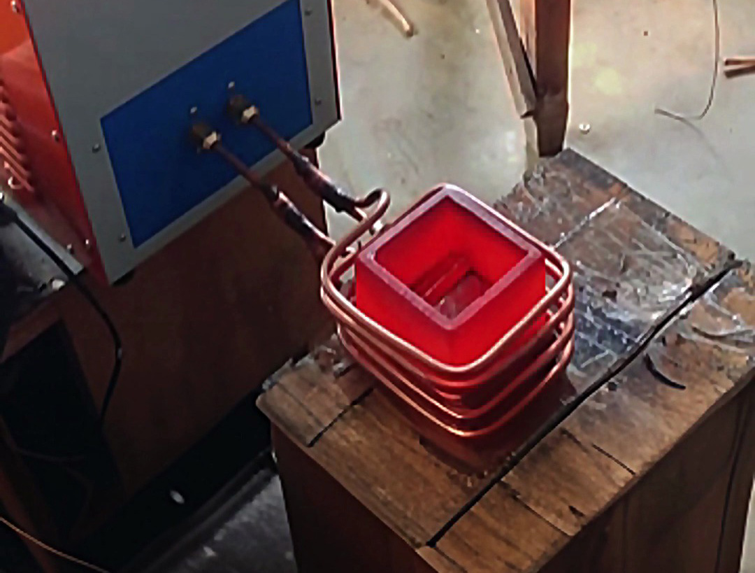 海拓小型熔煉爐：不止圓形坩堝，定制不規則坩堝輕松實現 —— 方形坩堝熔錫工藝演示