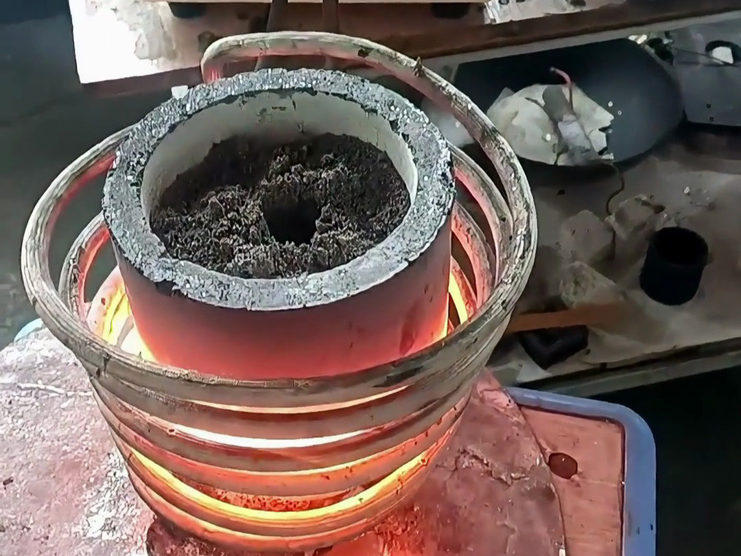 海拓高頻熔煉爐礦石熔煉實測：金屬含量達標即可提煉，原礦篩選后輕松分離！