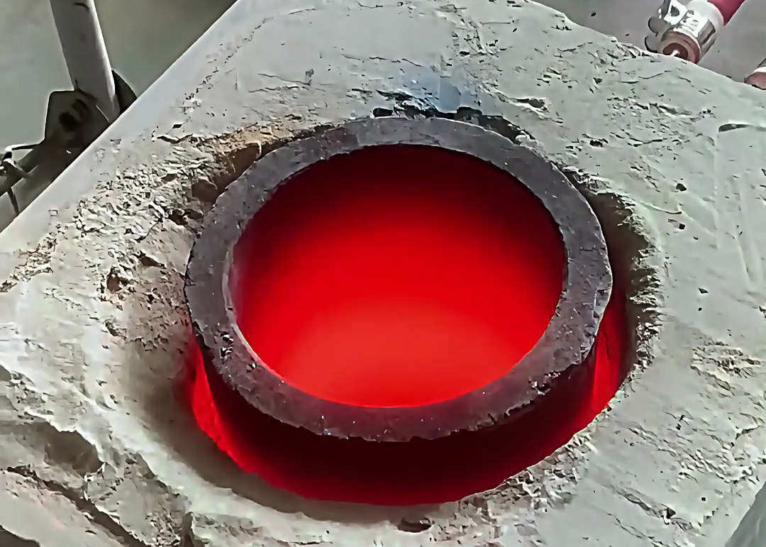 落地式30公斤中頻熔煉爐：換堝便捷，取舍看需求