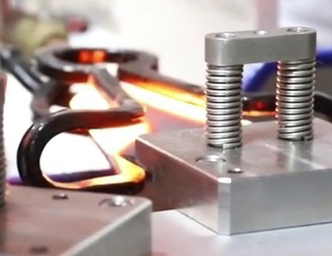 多功能淬火回火一體式自動化感應加熱設備是一種高效、節能、環保的加熱設備