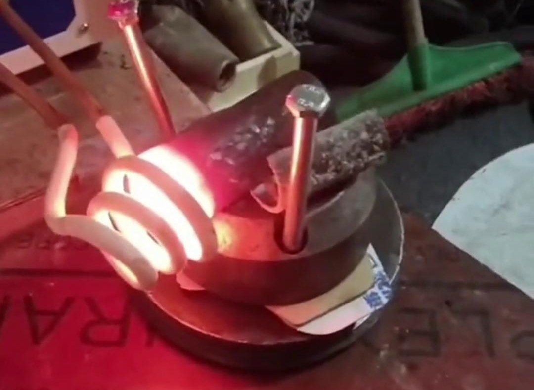 高頻感應加熱設備加熱到1000度，鎢鋼自然掉落