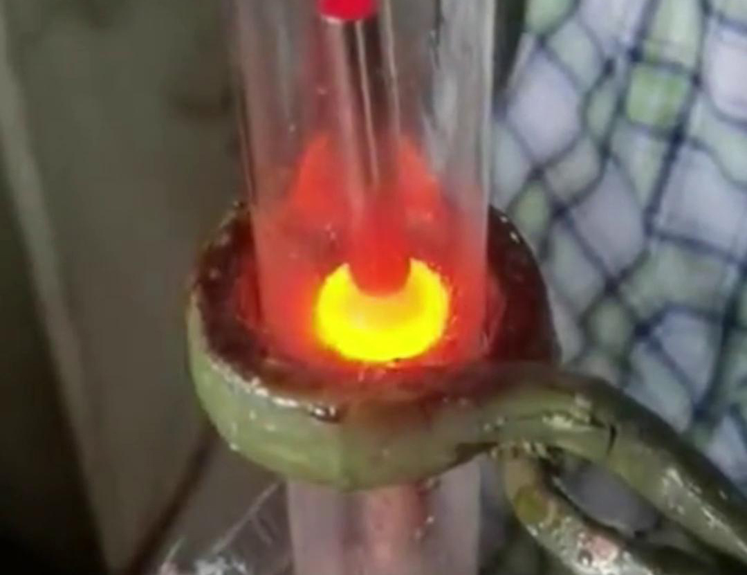 通過手持式高頻加熱機在氮氣保護下焊接銅管，可以獲得高質量的焊縫，提高產品的性能和可靠性