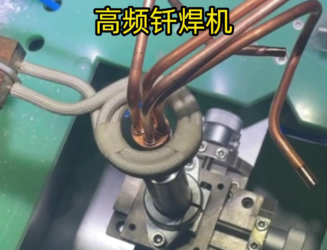 在雙工位自動感應釬焊設備中，每個工位都配備了獨立的感應加熱系統和釬焊工具，確保兩個工位可以同時進行焊接作業