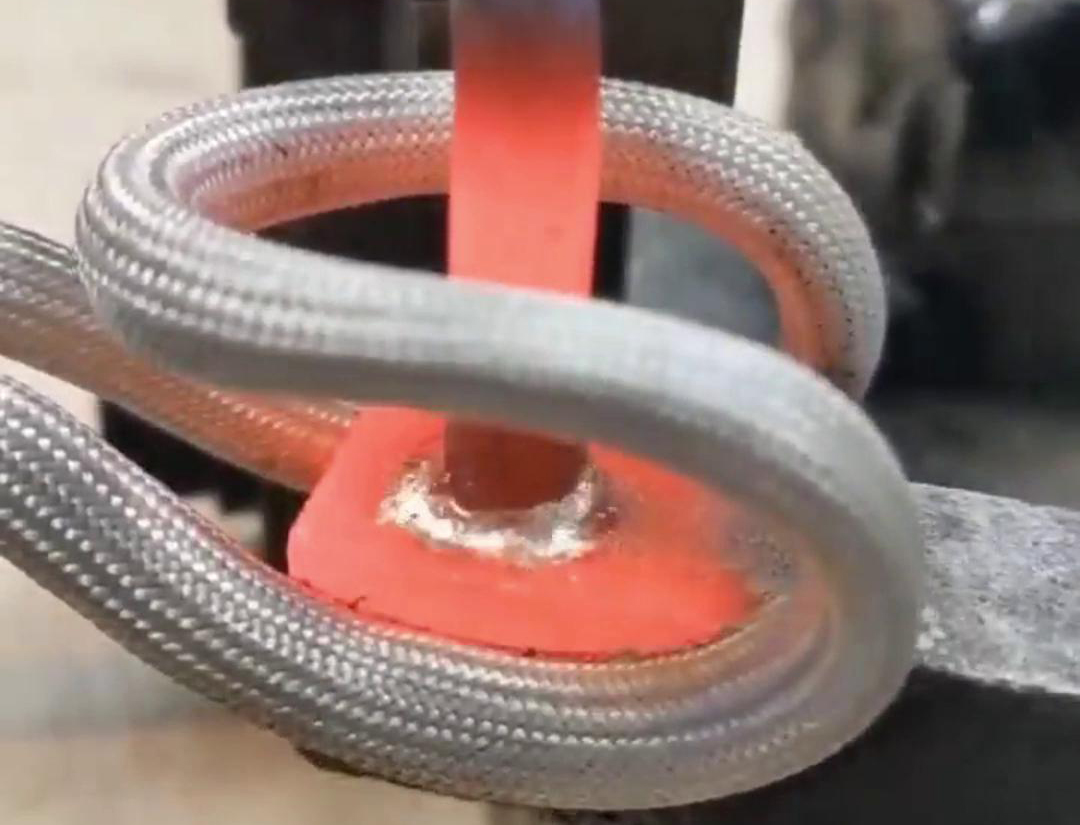 手持式高頻焊接機是一種便攜式的焊接設備，適用于多種材料的焊接，包括不銹鋼、銅、鋁