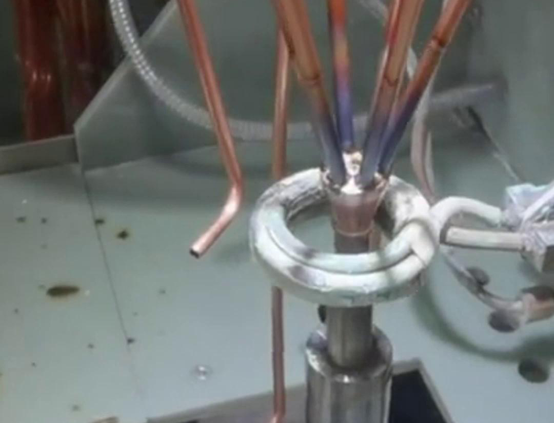 高頻焊機在焊接銅管時，需要特別關注焊接參數的選擇、焊接過程的控制以及焊接后的處理，以確保焊接質量和銅管的性能