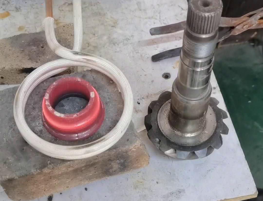 軸承裝配，常溫下 ，怎么也裝不進去 ，采用高頻加熱機均勻加熱，瞬間裝配好