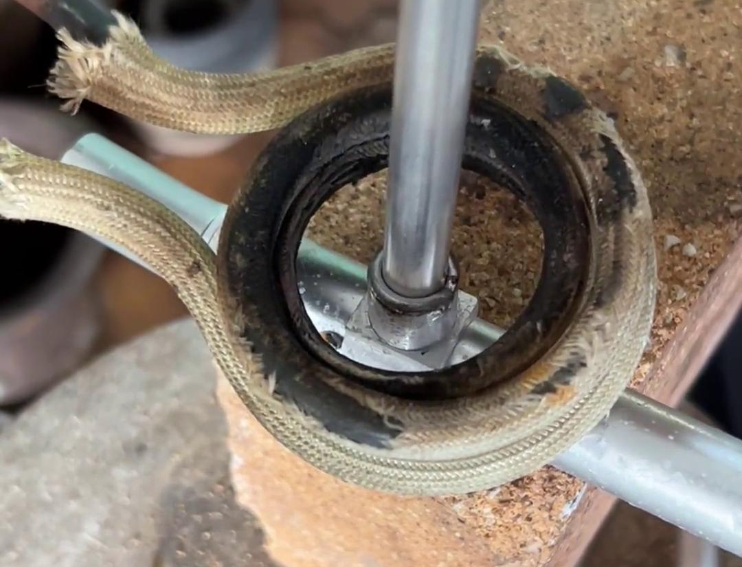 高頻焊機操作簡便，安全可靠，適用于大規模鋁管焊接生產