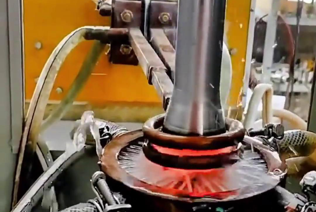 ?軸分段高頻淬火調試是一個相對復雜且技術性強的過程，涉及對淬火設備、淬火工藝參數以及材料特性的精確控制和調整