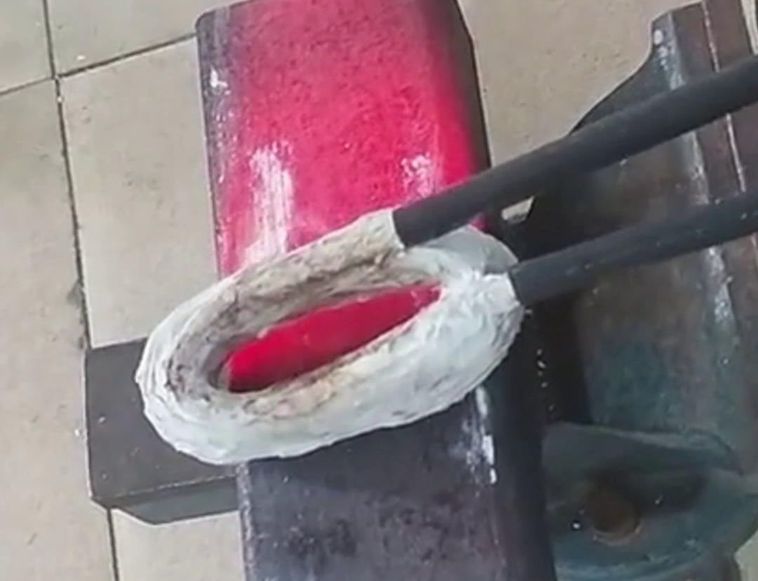 手持式高頻加熱機在方管加工中，它可以用來實現焊接預熱、局部退火、彎曲軟化等工藝需求