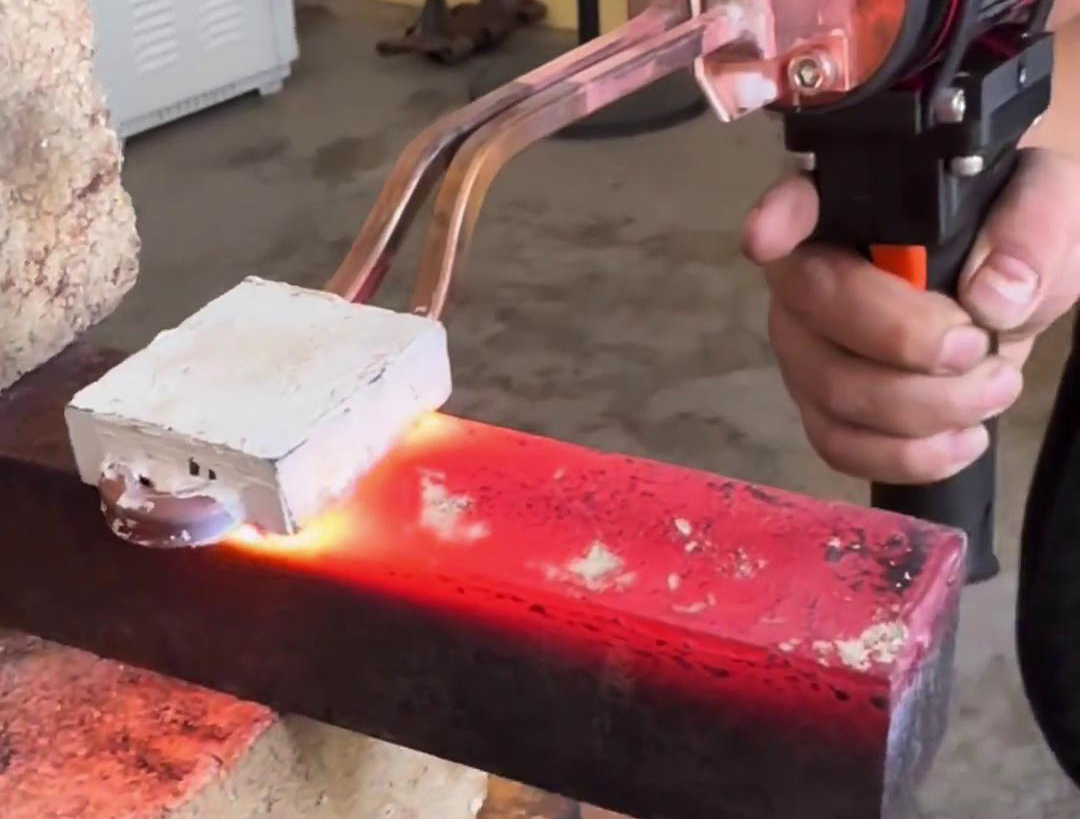 手持式平面加熱設備是一種高效的加熱工具，通常用于各種維修、制造、加熱、焊接等場合