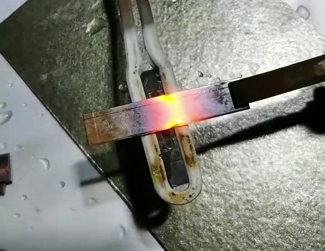 手持式平面加熱設備的優勢在于其高效、快速、靈活和安全