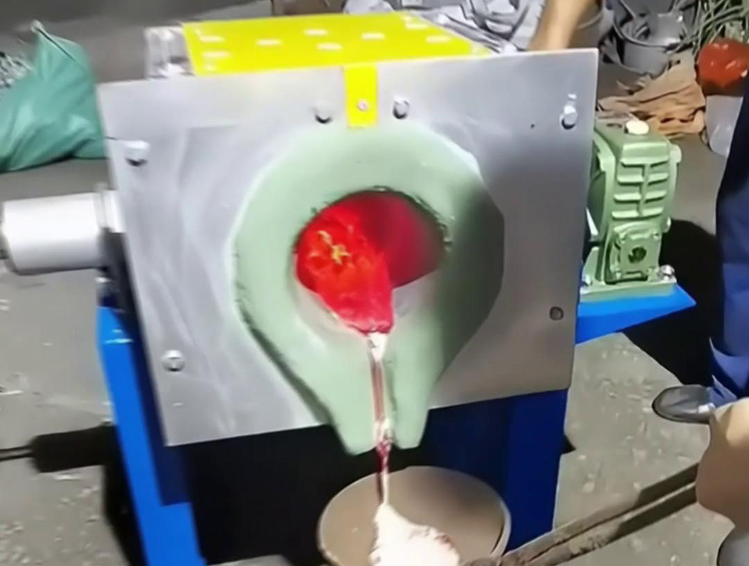 中頻熔鋁爐具有多種優點，如體積小、重量輕、效率高、耗電少