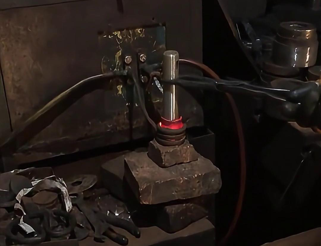 通過高頻加熱，插銷材料可以被迅速加熱到適當的溫度，以便于進行后續的鍛打操作