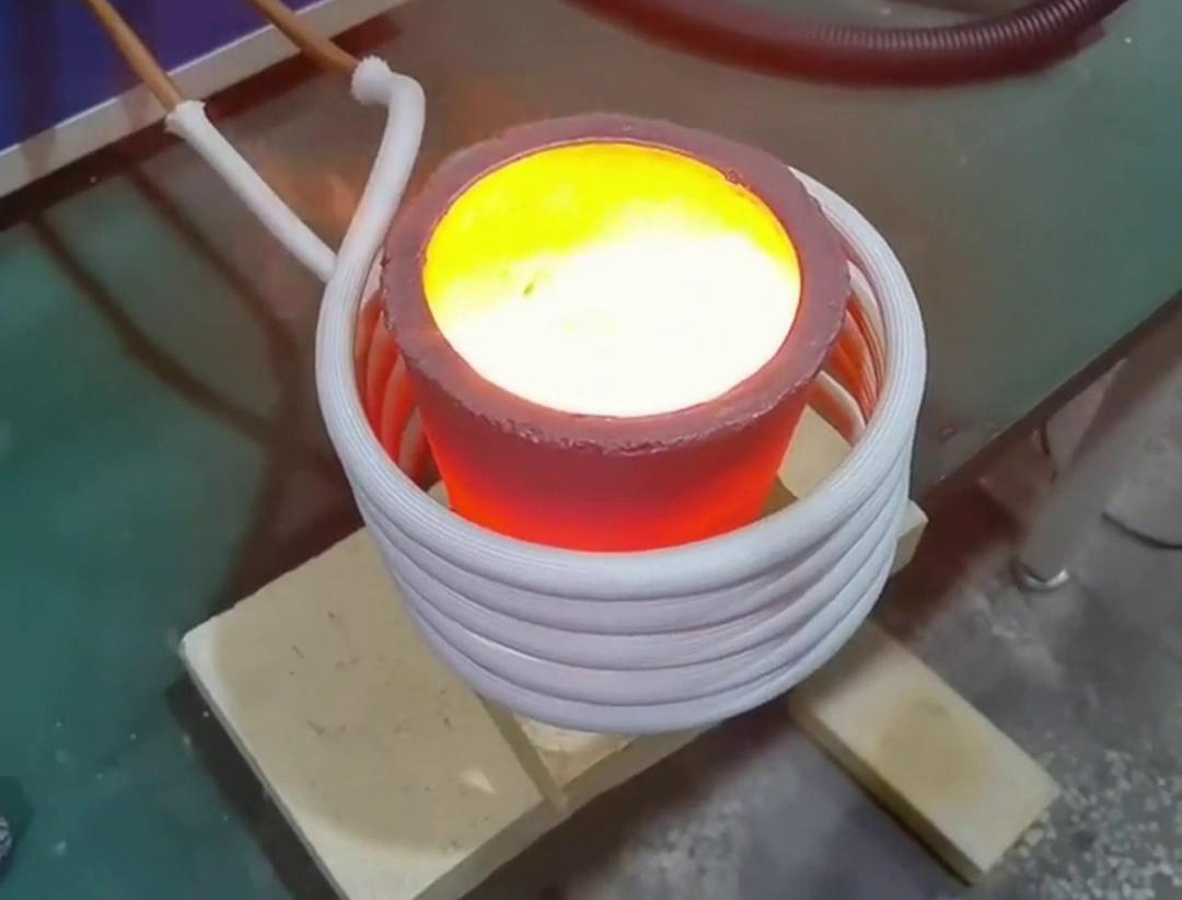 小型高頻熔鋁爐是一種高效、節能的熔煉設備，適用于鋁合金的快速熔化。