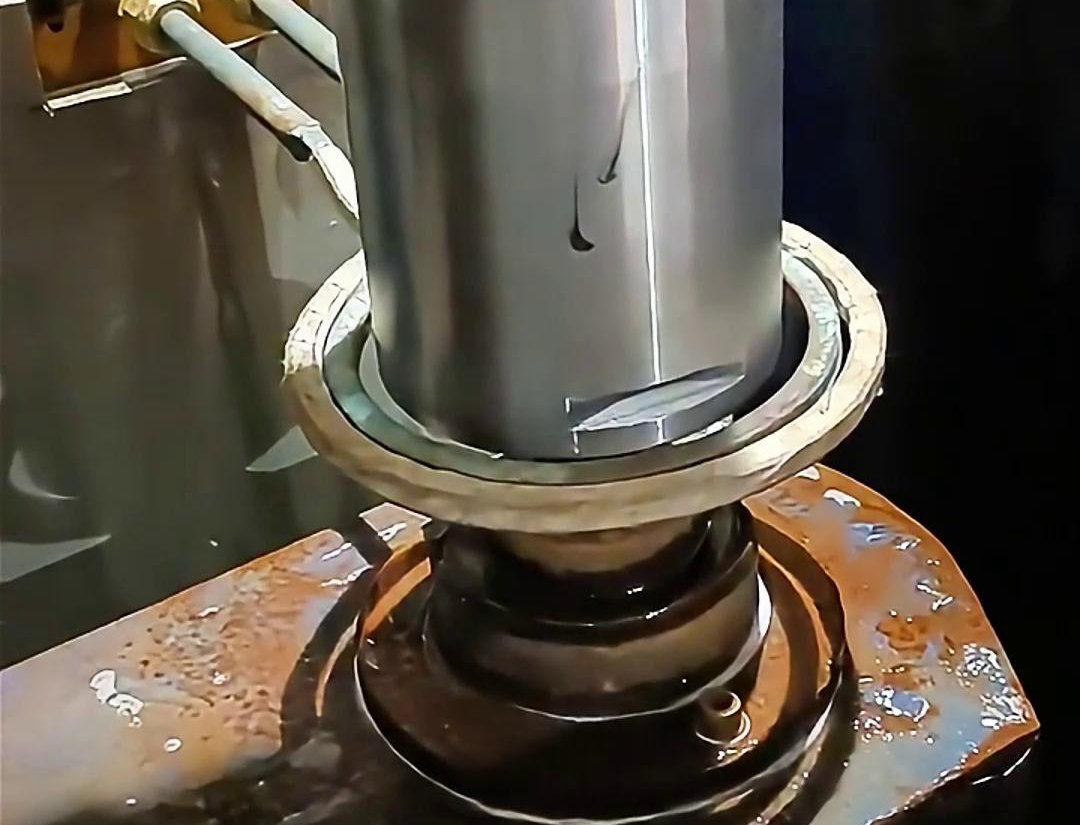 高頻淬火機床具有多個顯著的優點，淬火速度快，通常只需幾秒鐘即可完成淬火過程