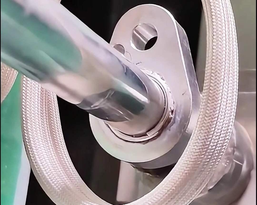 鋁件鋁管高頻焊接具有焊接速度快、焊縫美觀、生產效率高等優點