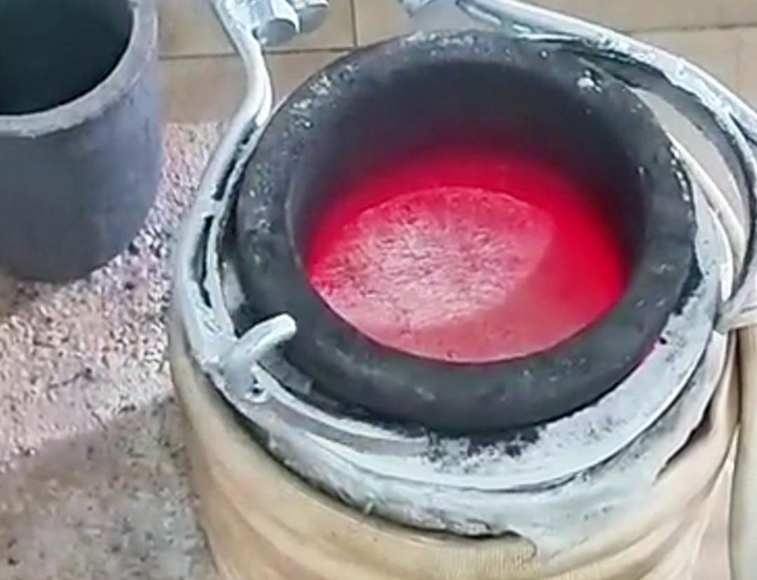 10公斤小型熔鋁爐采用中頻感應加熱電源是一種高效、環保、實用的熔煉方案，能夠滿足鋁材加工、鑄造等領域的生產需求。