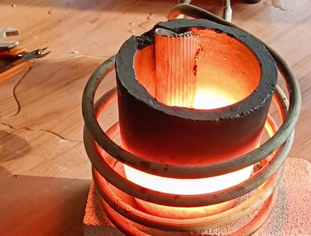 小型高頻熔煉爐能夠高效、均勻、節能且環保地融化鋁材料