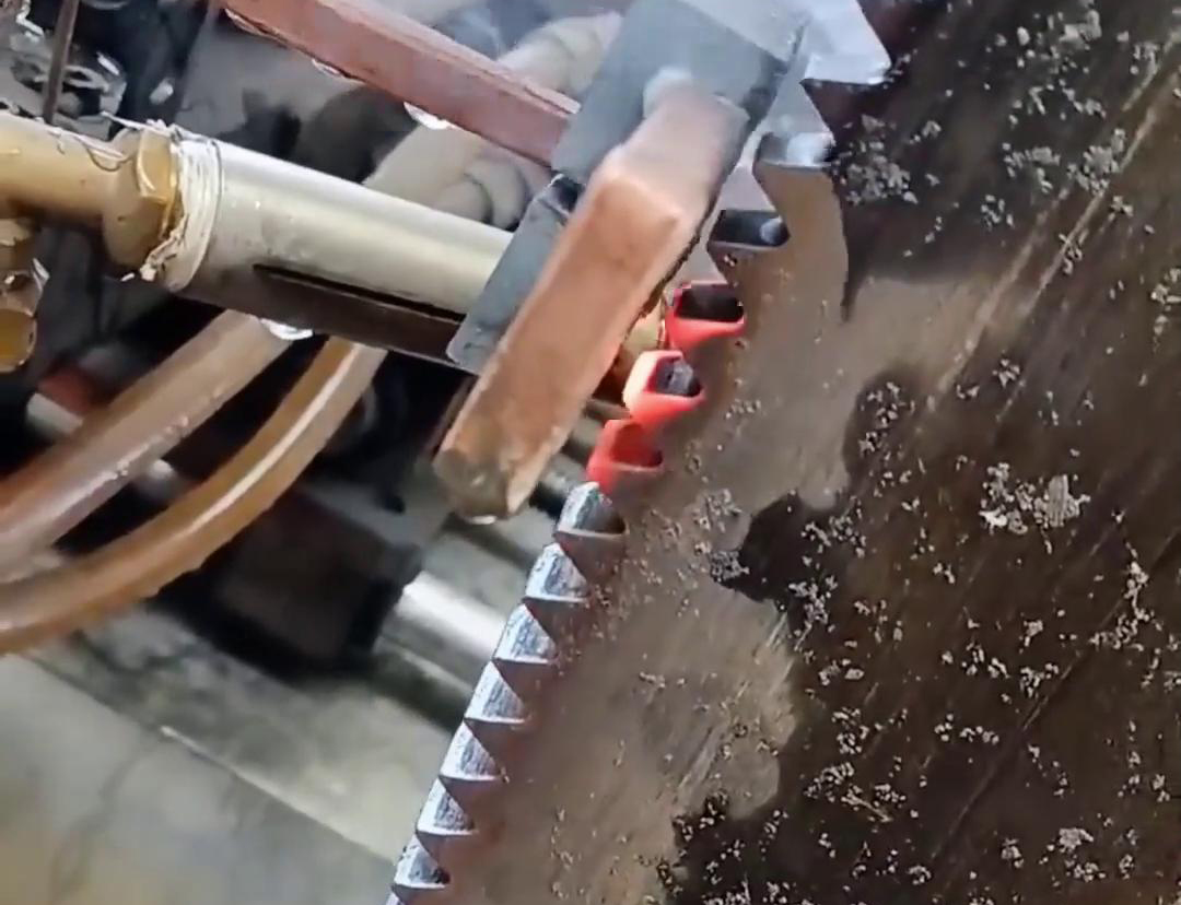 大型圓盤鋸齒是如何淬火？利用高頻淬火機