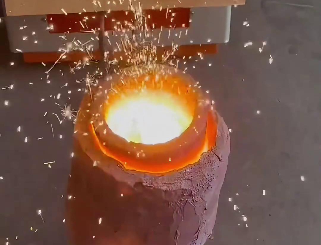 這小型中頻熔煉爐是怎么回事？鐵花滿天飛了