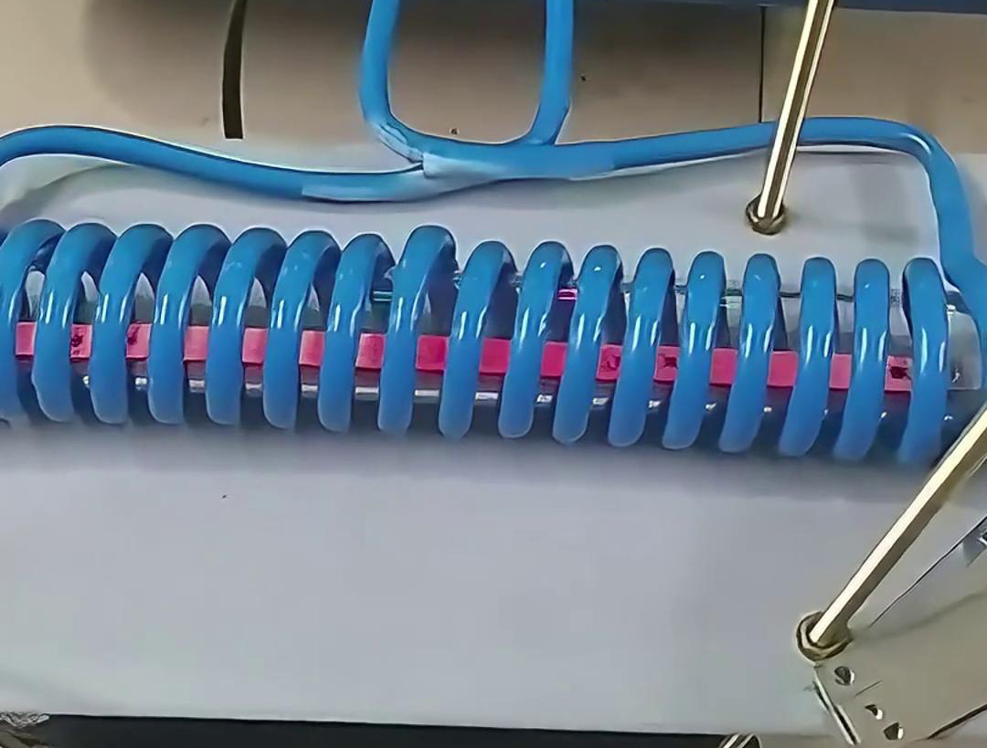 定制的高頻退火機，主要用于雙孔墊片在線退火使用