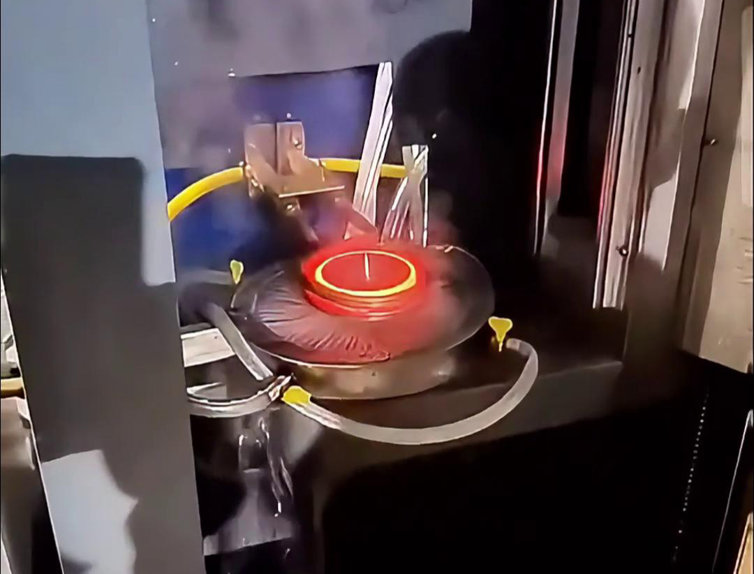 將齒輪放入高頻淬火機的感應器內，通過高頻感應加熱技術將齒輪表面加熱至淬火溫度