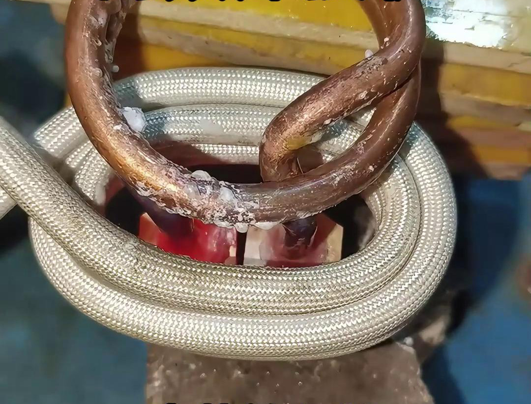 高頻焊接機能夠將電熱管的紫銅和黃銅加熱到焊接溫度，提高了焊接效率