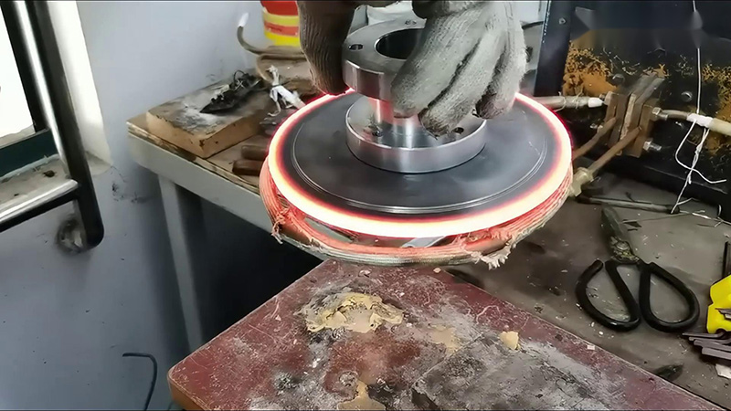 高頻退火機，通過更換線圈可以對不同規格形狀的不銹鋼工件進行退火熱處理