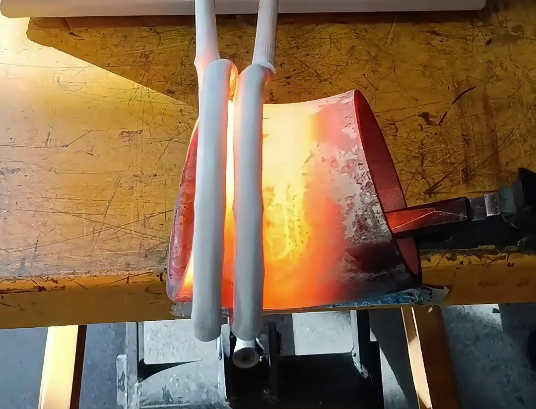 中頻加熱爐，一般用在大型工件加熱熱鍛、熔煉等場合