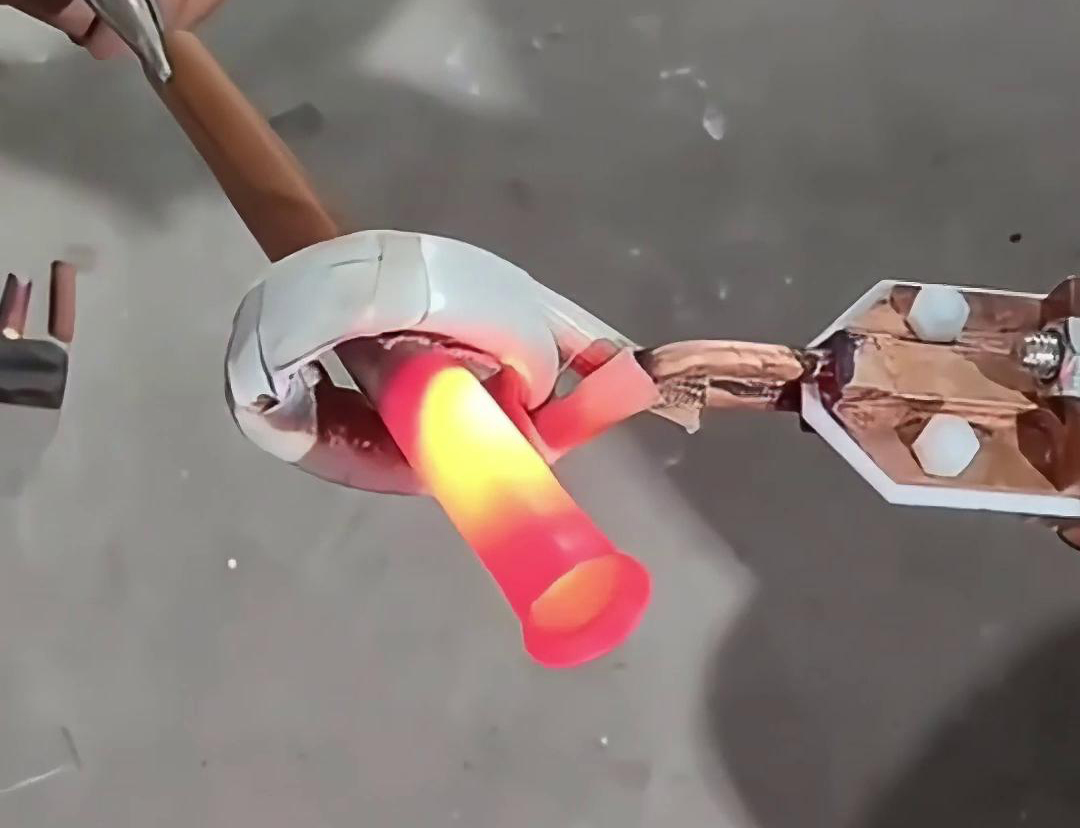 手持式高頻機集多種功能于一體，滿足不同工業領域對金屬加熱處理