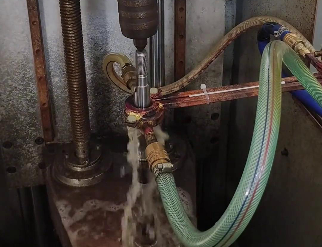 高頻淬火機床可以根據電機軸尺寸和淬火要求，實現自動化操作淬火