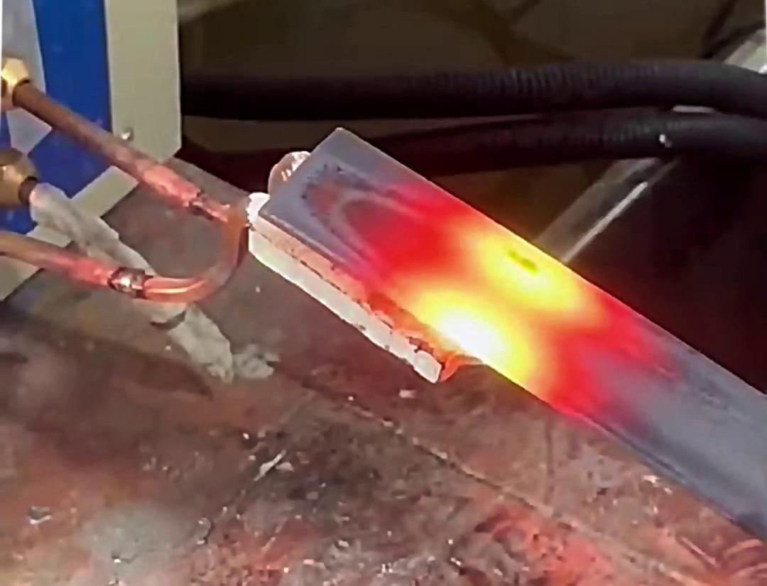 高頻加熱機憑借其獨特的技術特性，在鐵板平面加熱方面展現出了卓越的性能