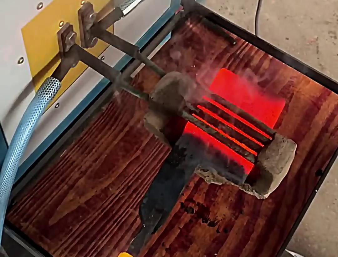 打鐵專用的高頻加熱爐，它采用電加熱，無明火更安全，開機即加熱