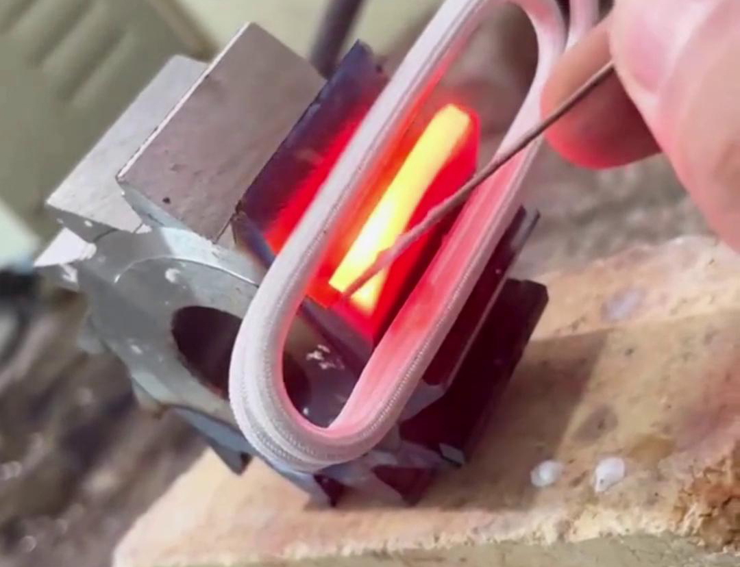 這是齒輪斷裂的齒牙，用我們的高頻焊接機不到一分鐘就能焊好