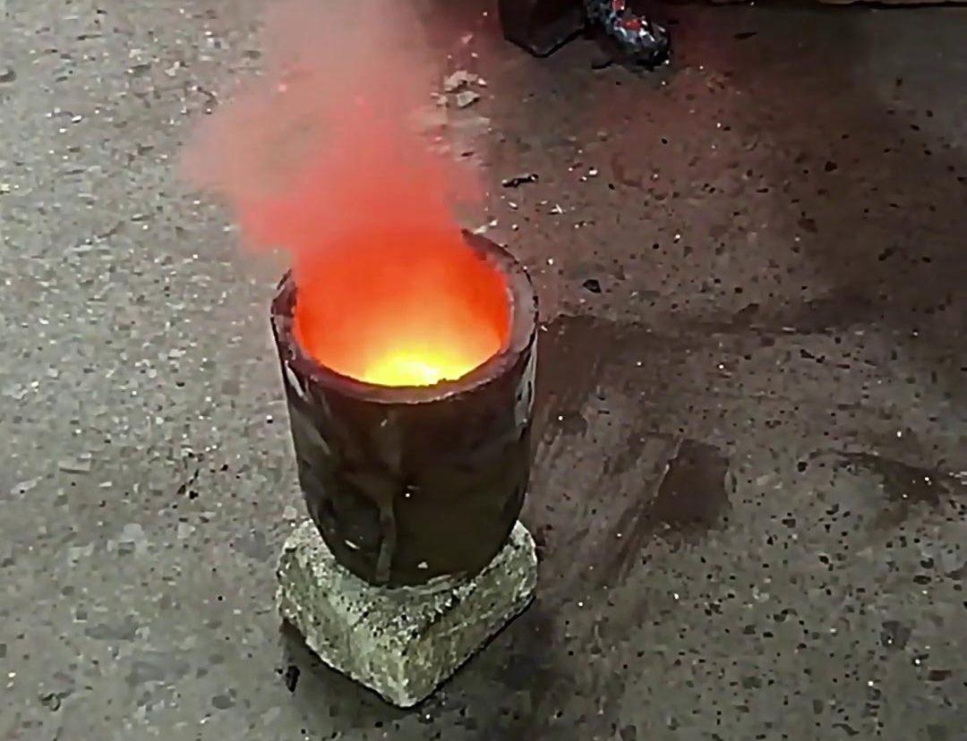 黃金礦粉熔煉測試采樣，用這款小型中頻熔煉爐來熔煉