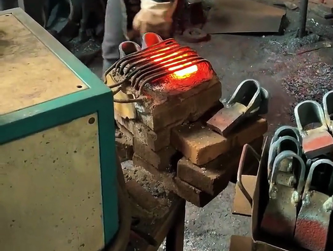 利用超音頻感應加熱技術，對鋤頭等農具坯料進行快速、均勻加熱，隨后進行鍛造加工的工藝