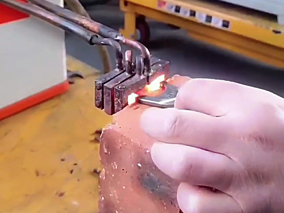 超高頻淬火對五金零件提供了一種高效、經濟且可靠的解決方案