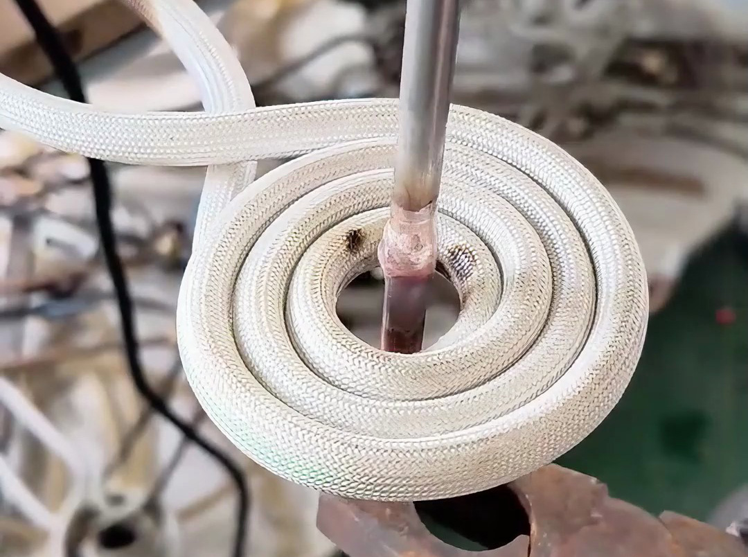 使用高頻焊接機對銅鋁管實施焊接，整個過程只要5-7秒鐘就可以完成