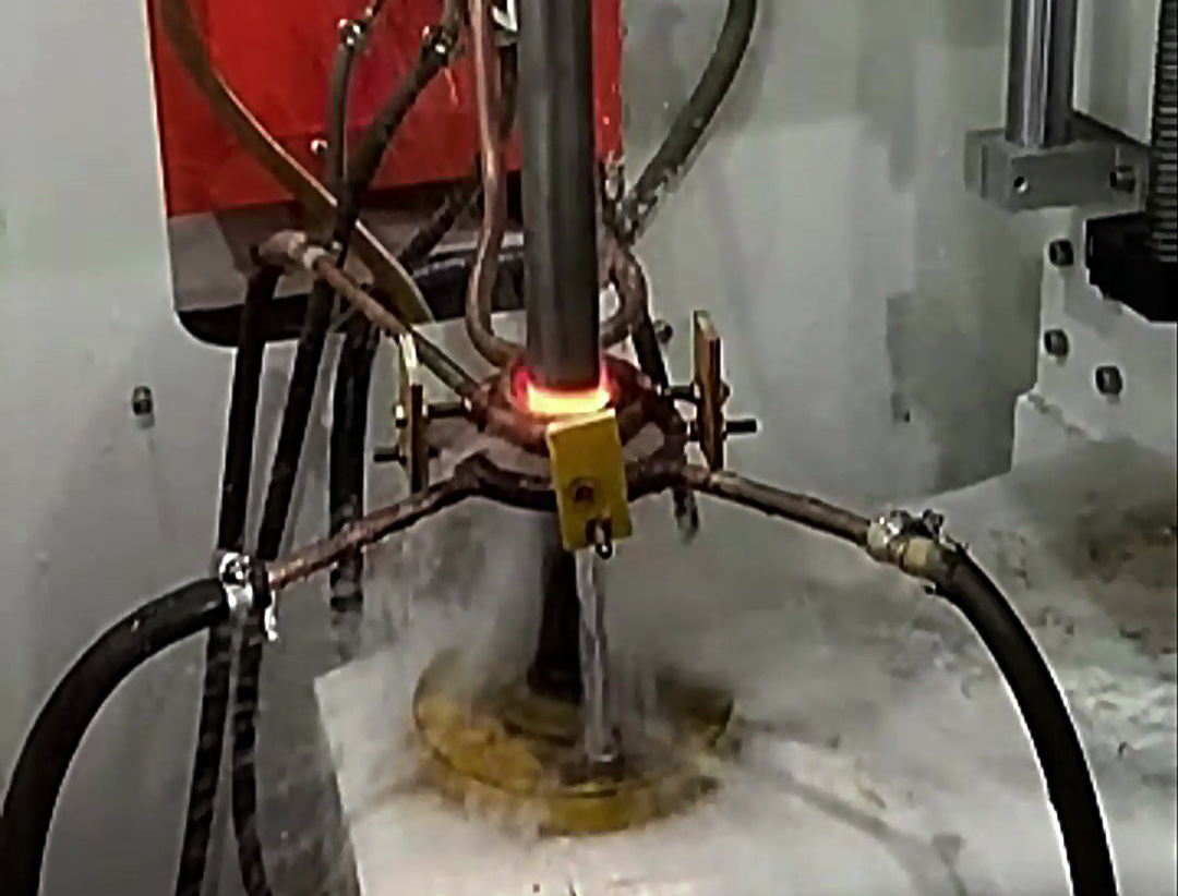 你以為銷子淬火還要人工？這臺機器已經實現銷軸全自動化高頻淬火了