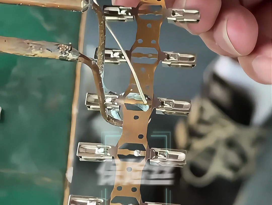 工人如何用超高頻焊接機完成保險絲焊接？高清畫面展示全過程！